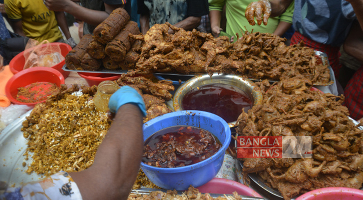 ২ বছর পর জমছে পুরান ঢাকার ইফতার বাজার